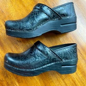 Dansko Black Etched Leather Shoes size 7. LIKE NEW!
